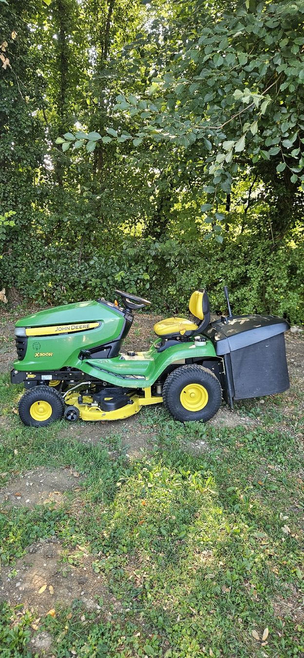 John Deere Rasenmäher: JOHN DEERE X300R  – Gebraucht aus Vich von Max-Mechanics 4