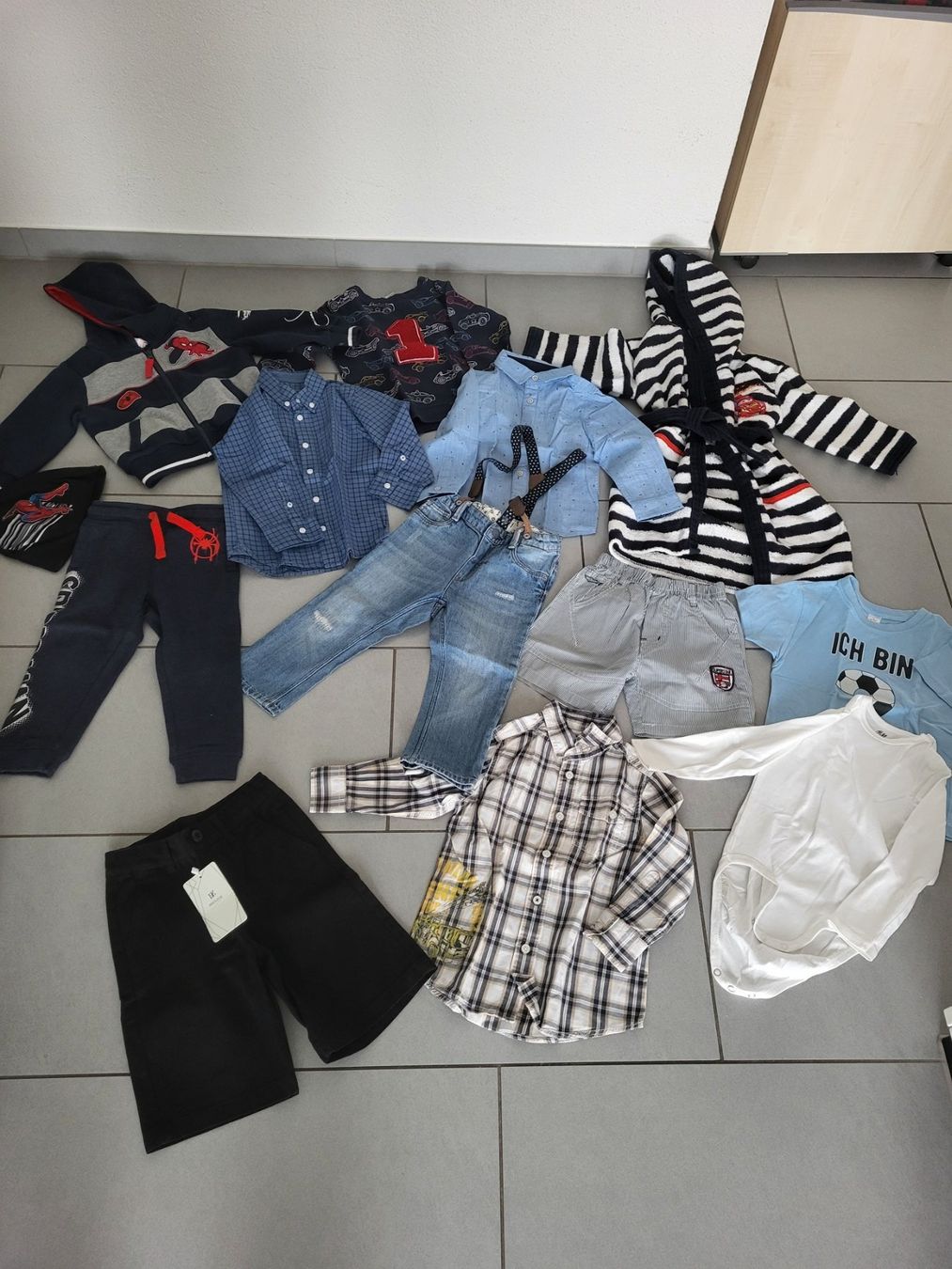 C&A Lotti & Set di vestiti: Kleiderpaket gr. 92 98 – Usato da Boswil venduto da i12i 1