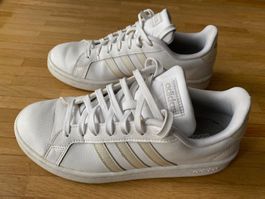 Adidas. Damen Schuhe. Weiss. Getragen. US 7,5 / FR 39,3.