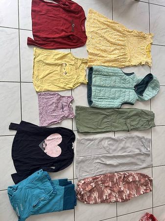 Kinderkleider, Kleider Paket in Top-Zustand  Gr. 134