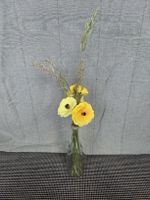 Gelbe Papierblumen im Mohn Stil mit Trockengräsern in Flasch