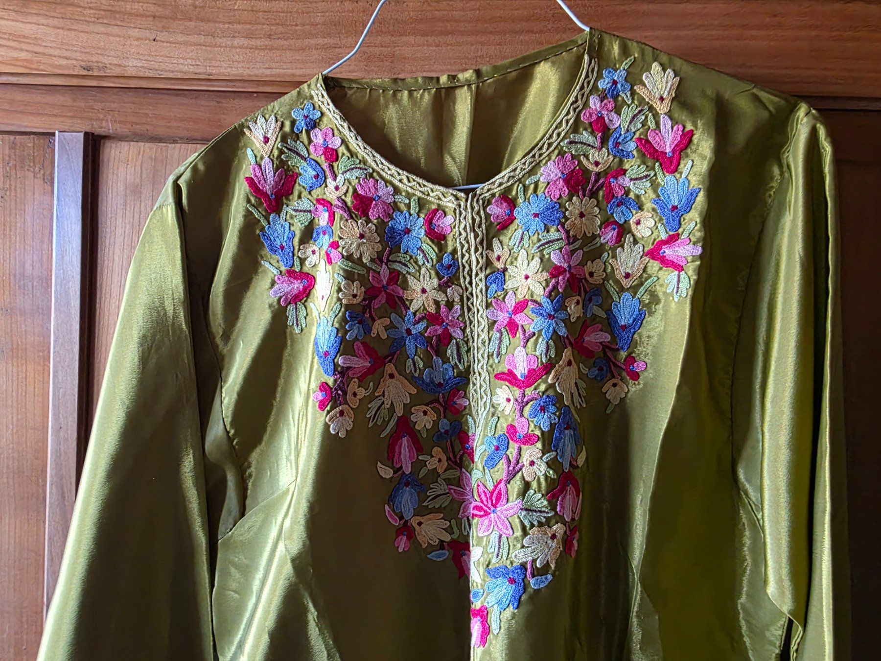 Blusen: blumige seidige Bluse mit Blumen Motiv – Gebraucht aus Walterswil BE von Lonitti