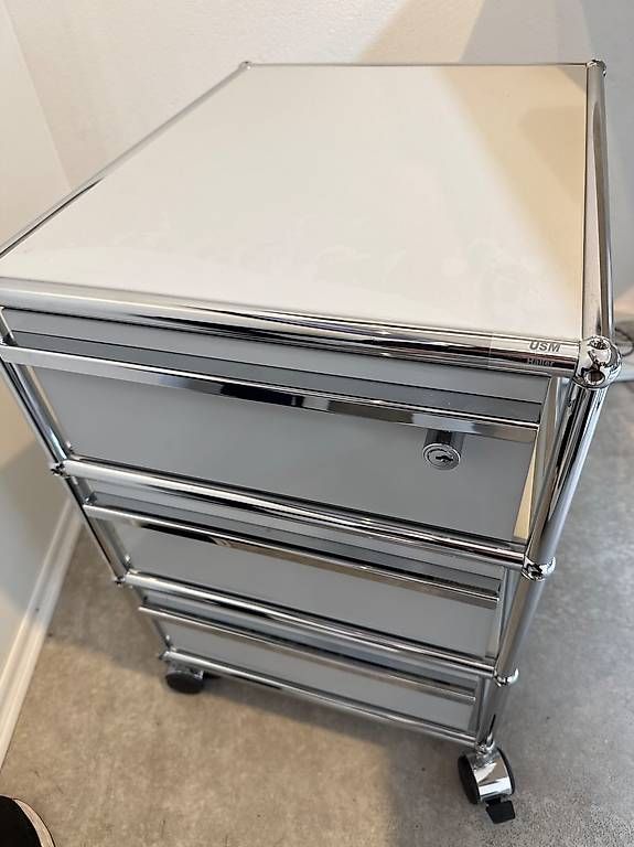 USM Banconi: USM Haller Rollcontainer, lichtgrau - super Zustand – Usato da Zürich venduto da ortigia 1