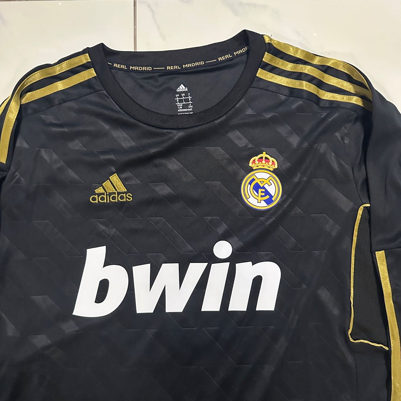 Real Madrid Leibchen & Hosen: Real Madrid Benzema Langarmtrikot Grösse L – Neu (gemäss Beschreibung) aus Liestal von tha_dg6j 2