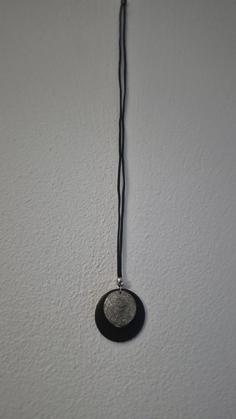 Catenine: Collana donna ciondolo rotondo nero e argento – Nuovo (secondo la descrizione) da Giubiasco venduto da Stefaniav 1
