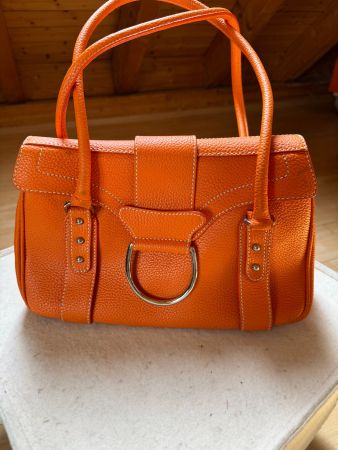 Leder-Handtasche in Orange mit Tragegriffen