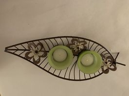 Schöne dekorative Blatt mit Teelichter als Tischdeko