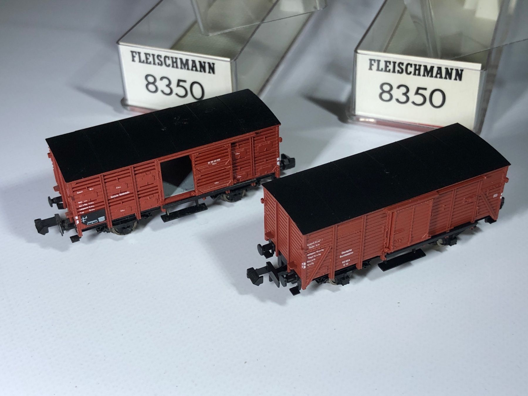 Fleischmann Modelleisenbahnen: 2x Fleischmann Güterwagen gedeckt 8350, Spur N – Gebraucht aus Bergdietikon von Garak 1
