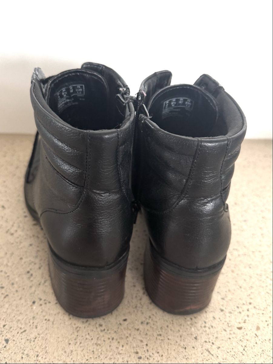 Clarks Scarpe da donna: Clarks Leder Stiefeletten Schwarz Gr. 37 – Usato da Zürich venduto da di_archive 4