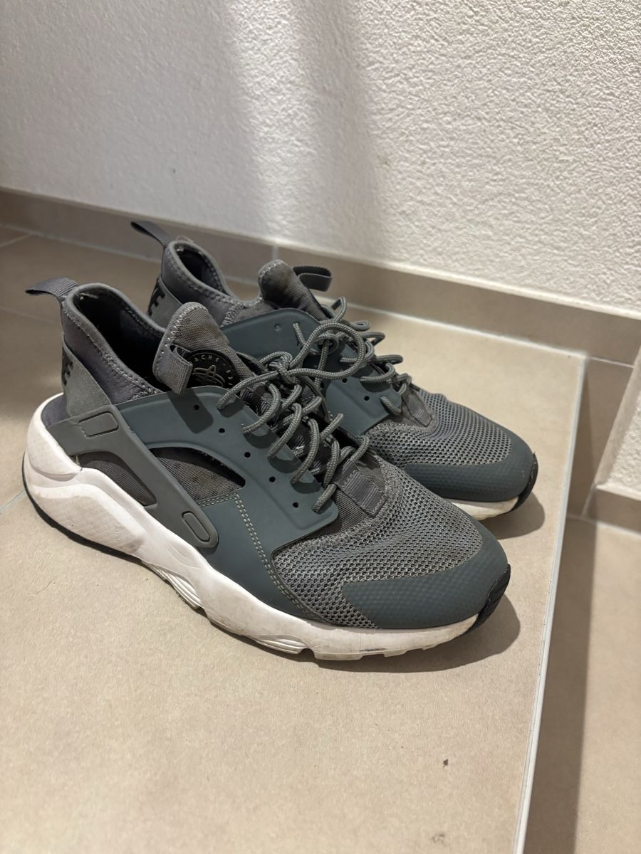Scarpe da uomo: Nike huarache, 42 – Usato da Vuadens venduto da chris.ferreira