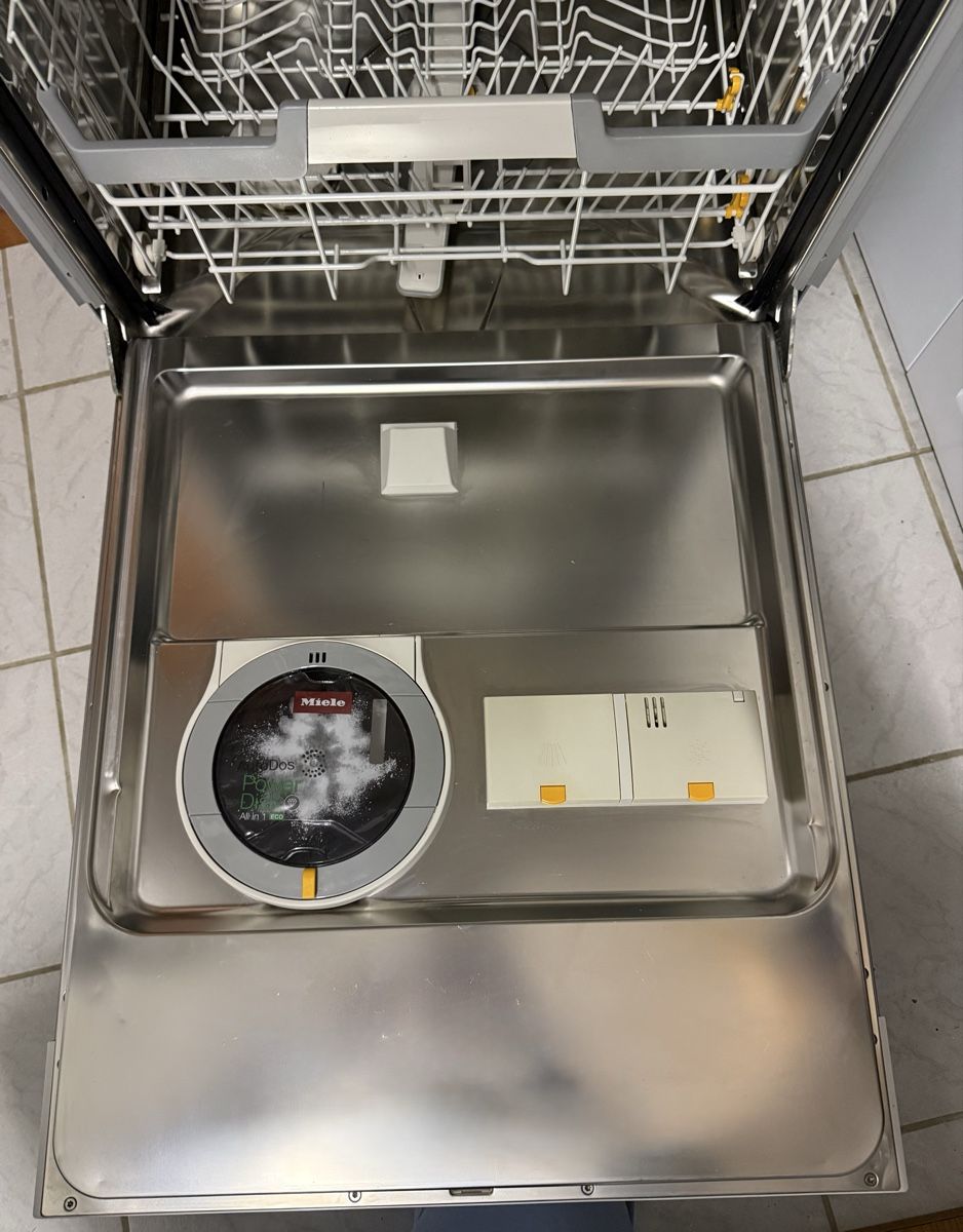 Lavastoviglie: Miele Geschirrspüler AutoDose 60Cm A+++ – Usato da Kilchberg ZH venduto da Rei_9 2