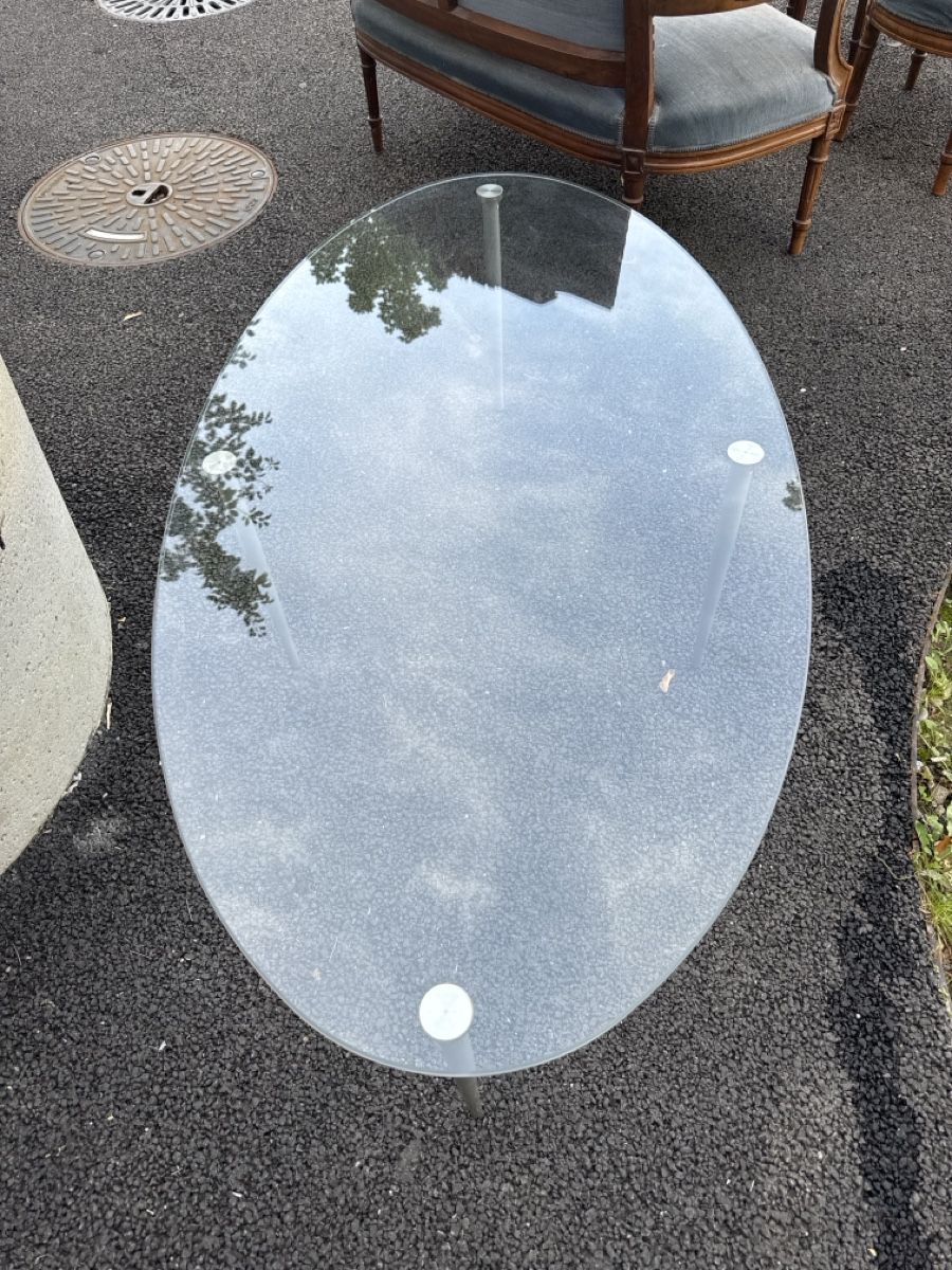 Tische: Ovaler Salontisch aus Glas – Gebraucht aus Zürich von Brockiwelt