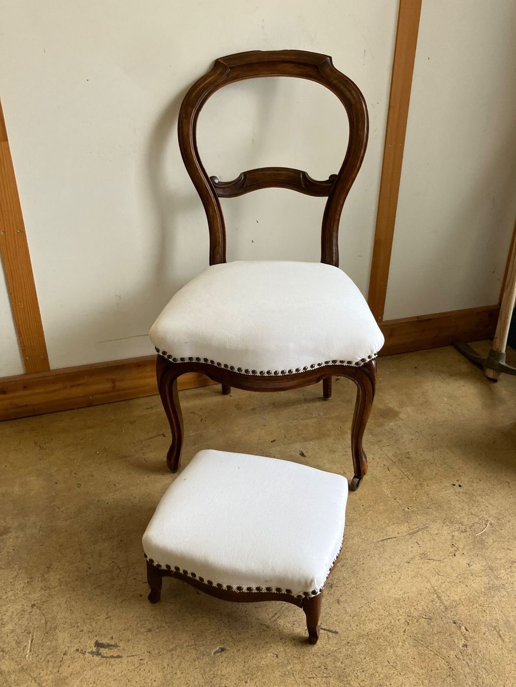 Sedie: Antiker Stuhl mit passendem Fussshocker – Usato da Dübendorf venduto da sdbu-frappant