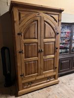 Rustikaler Kleiderschrank aus massivem Holz