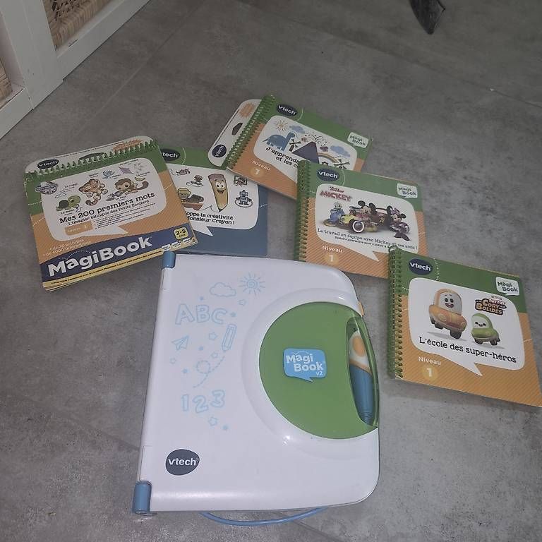 Jouets: MagiBook + livrets  – D'occasion à Conthey par VioletteM