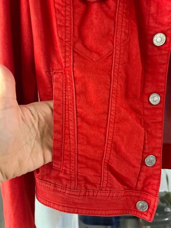 Benetton Giacche: Rote Benetton Jeansjacke Grösse M – Usato da Coldrerio venduto da Theres2004 4