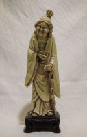 Asiatische Figur, alte Frau mit Stock