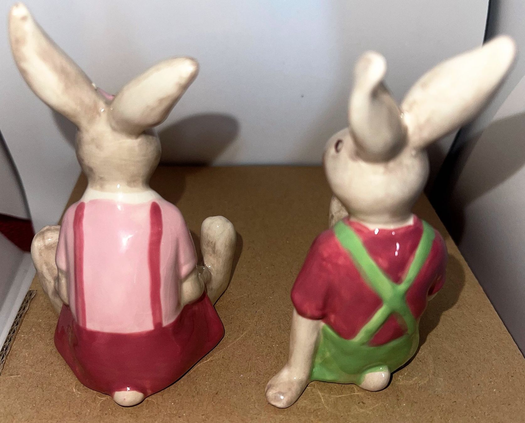 Figuren: Osterhasenpaar sitzend aus Keramik Nr. 4 – Neu (gemäss Beschreibung) aus Lutzenberg von Truhe 2