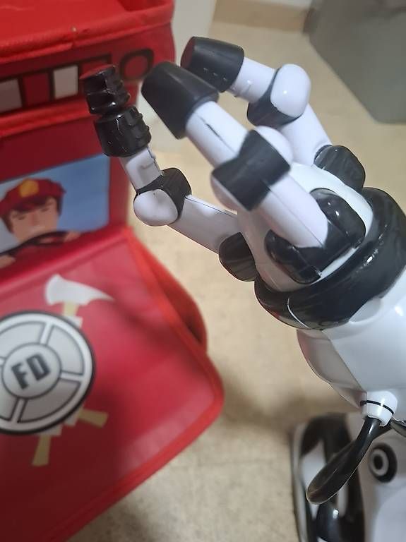 Jouets: Roboter  – D'occasion à Hochdorf par gal_w9hk 3