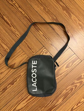 Lacoste Umhängetasche aus Leder grün