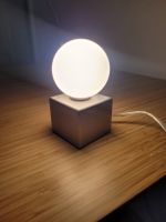Kleine Nachttischlampe auf Metallsockel
