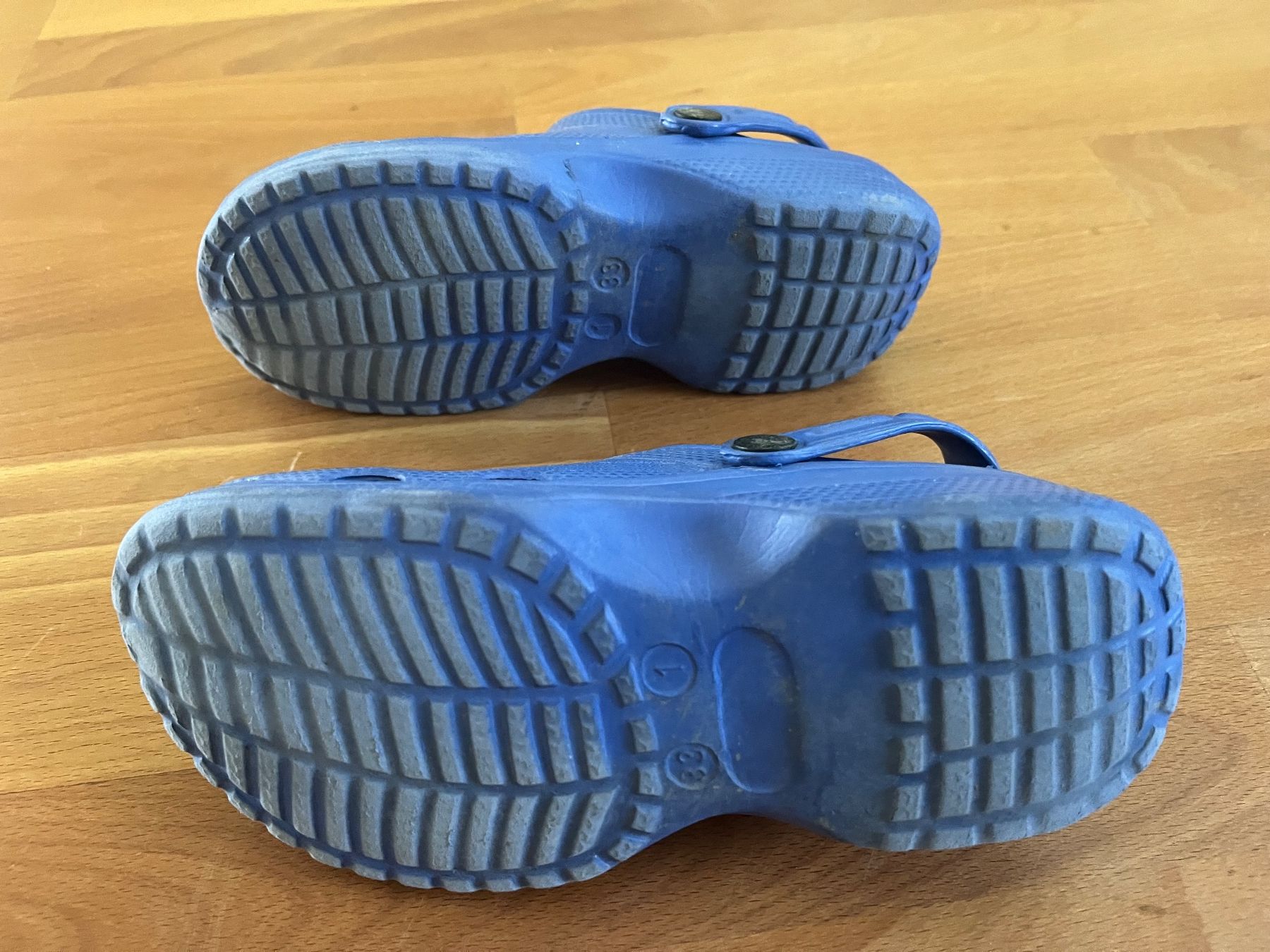 Scarpe per ragazzi: Kinder Clogs Grösse 33, blau guter Zustand – Usato da Cham venduto da knonauerstrasse 1