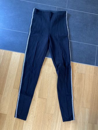 Schicke Zara Leggins Schwarz mit Streifen, Grösse XS