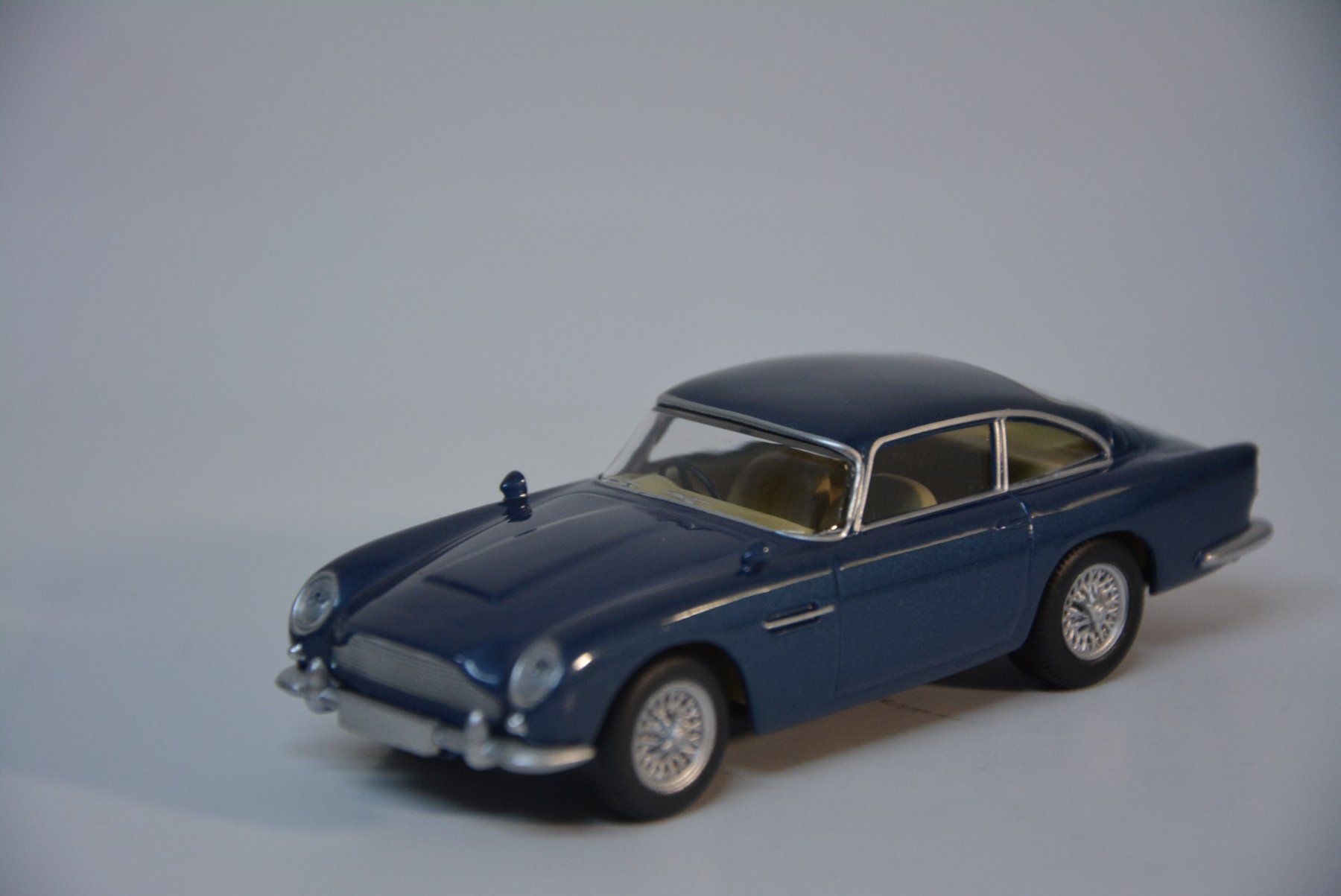 Aston Martin Modellini d'auto: Aston Martin DB5 Coupe 1963 , Norev , 1:43 – Nuovo e nell'imballaggio originale da Goldach venduto da Feivel9 2