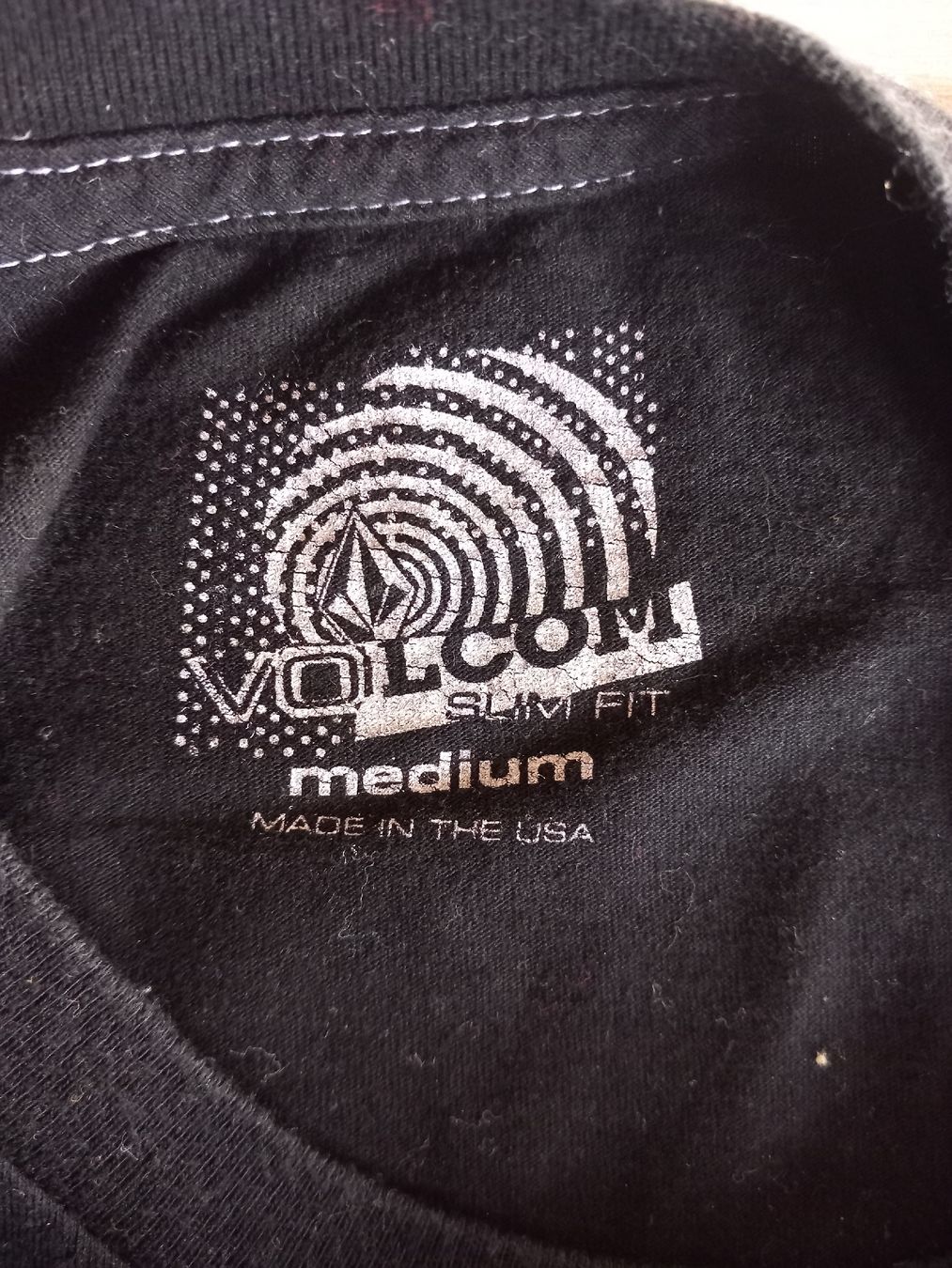 Volcom T-shirt: T-shirt Volcom noir slim Taille M – Usato da Faoug venduto da per_kp6r 3
