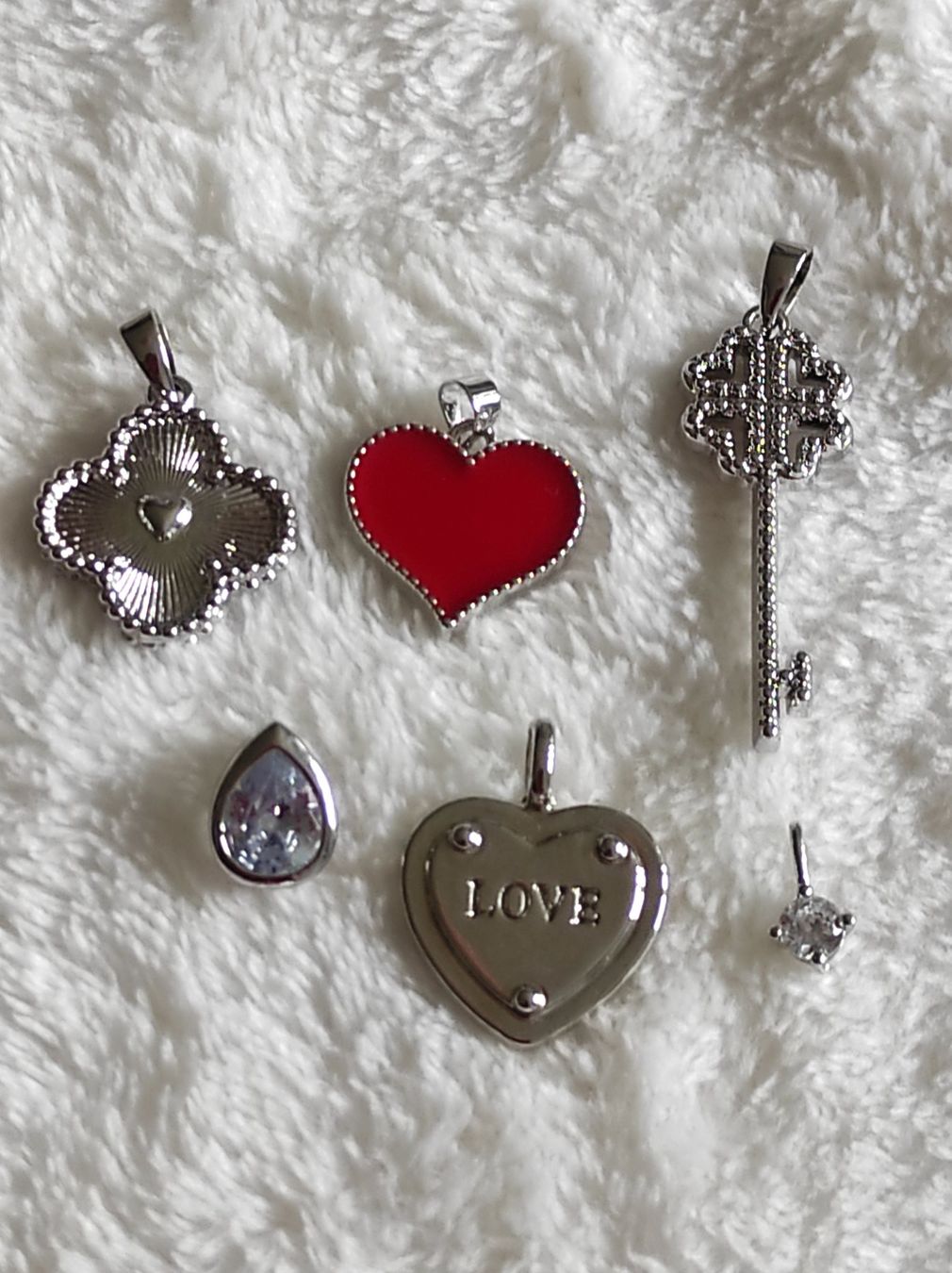 Altri gioielli: Lot bijoux- 6 petits pendentifs – Nuovo (secondo la descrizione) da Renens VD venduto da cla_7zv5