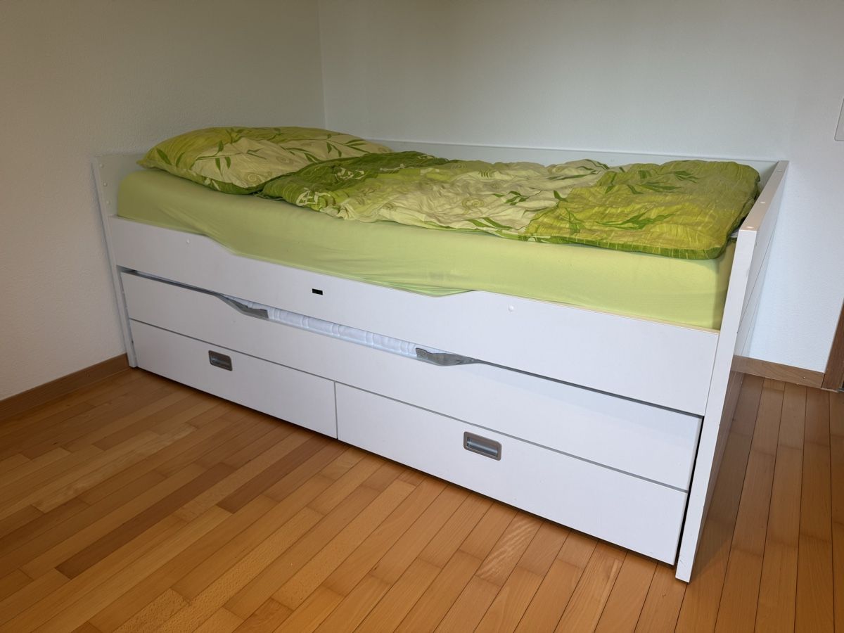 Betten: Praktisches Ausziehbett 120, weiss - Ideal für kleine Zimmer – Gebraucht aus Nürensdorf von mari73