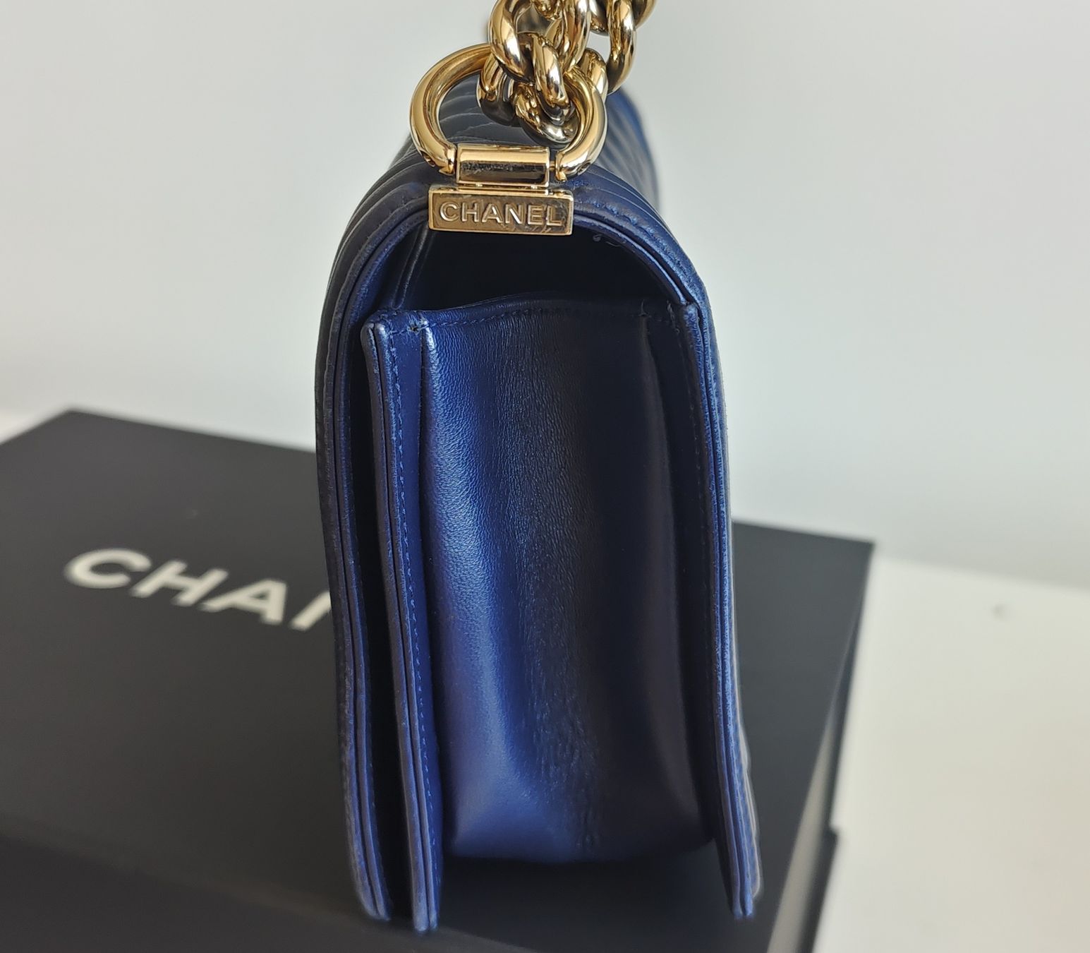 Chanel Borse da donna: Chanel Boy bag, old medium, navy / gold – Usato da Meilen venduto da Aphrodite87 4