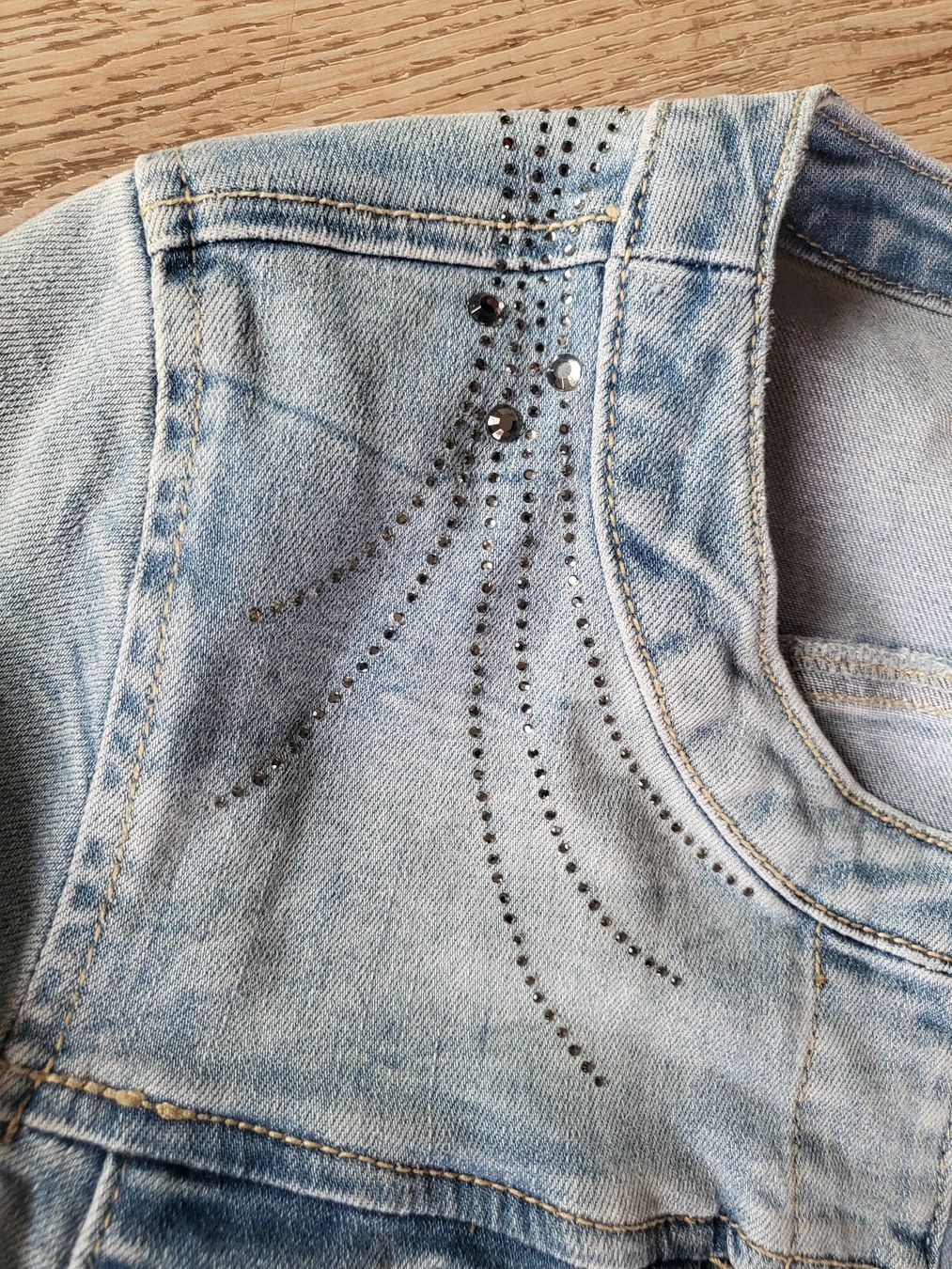 Giacche: Jeansjacke, Grösse 36, hellblau, mit Strass-Details – Usato da Delémont venduto da mvl_l76c 2