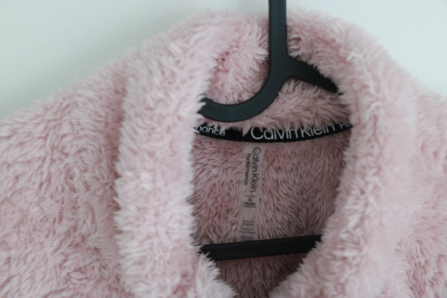 Calvin Klein Pulls & Sweat-shirts: Calvin Klein pinker Flauschi Pullover mit Reissverschluss – D'occasion à Gachnang par todressgolden 3