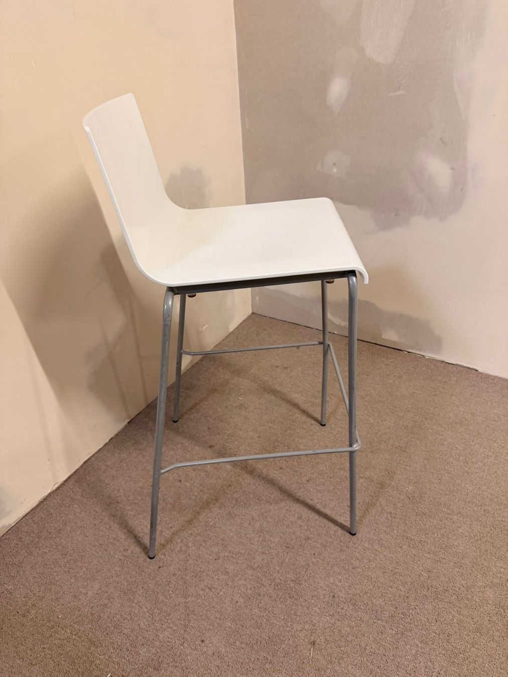 Tabourets: Weisser Barhocker mit Schalensitz und Metallgestell – D'occasion à Rickenbach ZH par Der-Insider 4