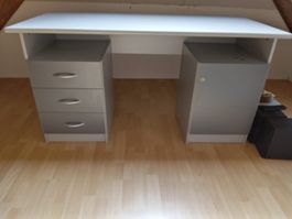 Schreibtisch mit Schubladen und Schliessfach in silberfarben