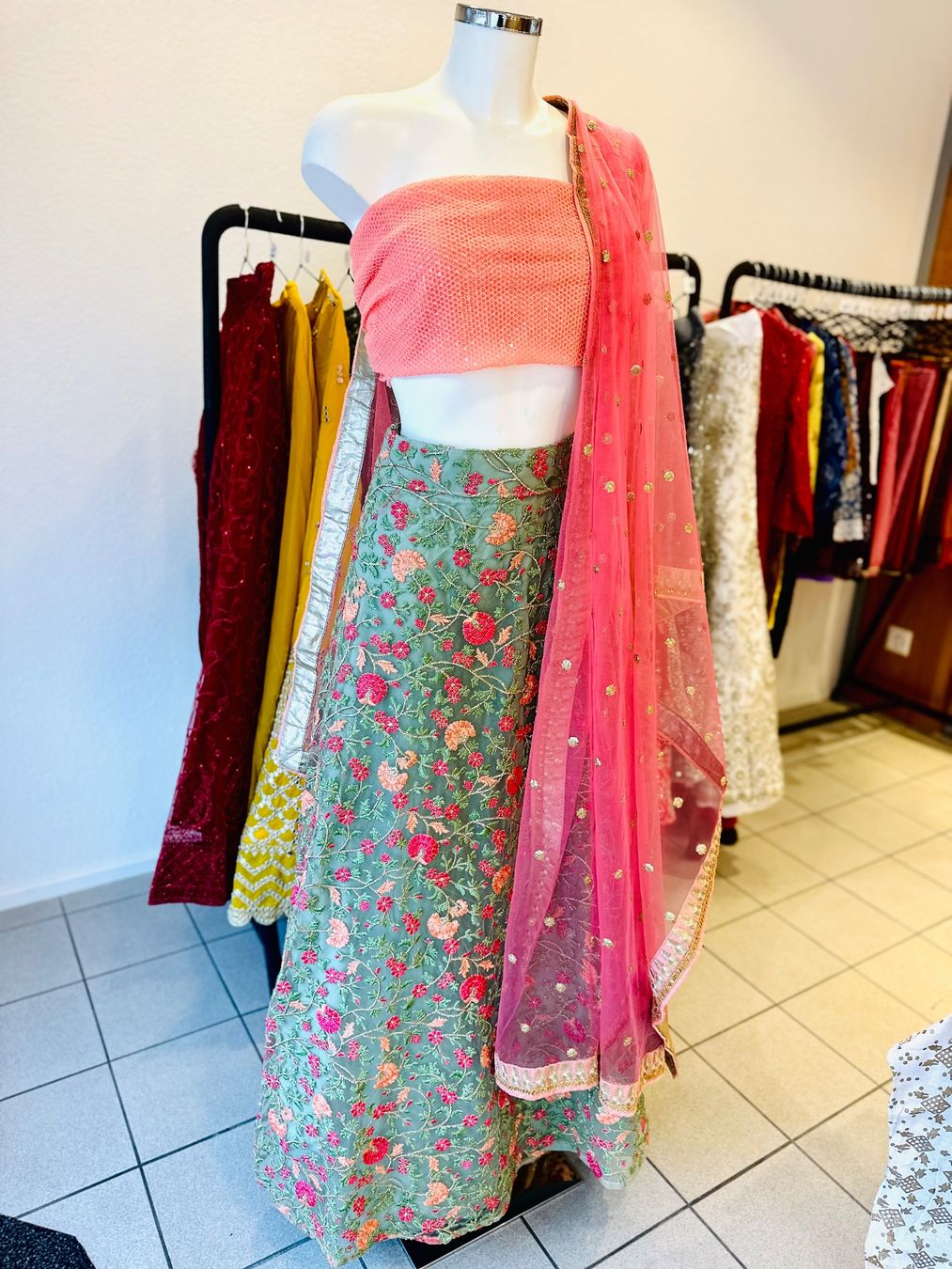 Vestiti: Elegantes Lehenga Choli Set – Nuovo e nell'imballaggio originale da Burgdorf venduto da LittleNora