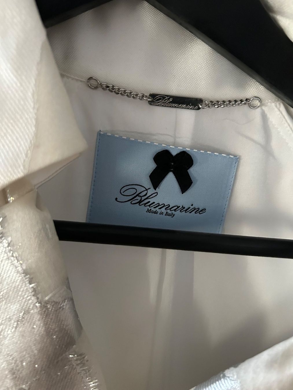 Mäntel: Silk silver/white trench coat by Blumarine – Gebraucht aus Biel/Bienne von zit_v5yc 1