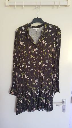 Jolie robe noire H&M à fleurs, taille M