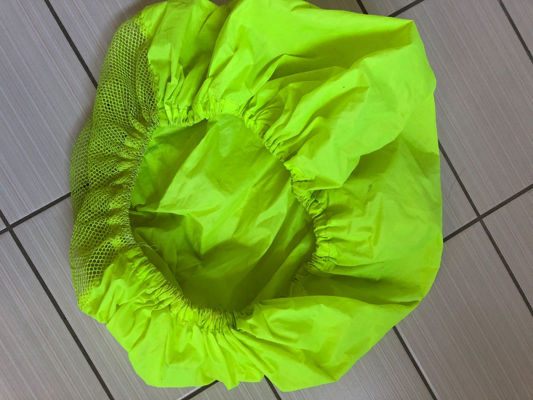 Zaini: Rucksacküberzug Neon Gelb – Usato da Arth venduto da Vrecam51