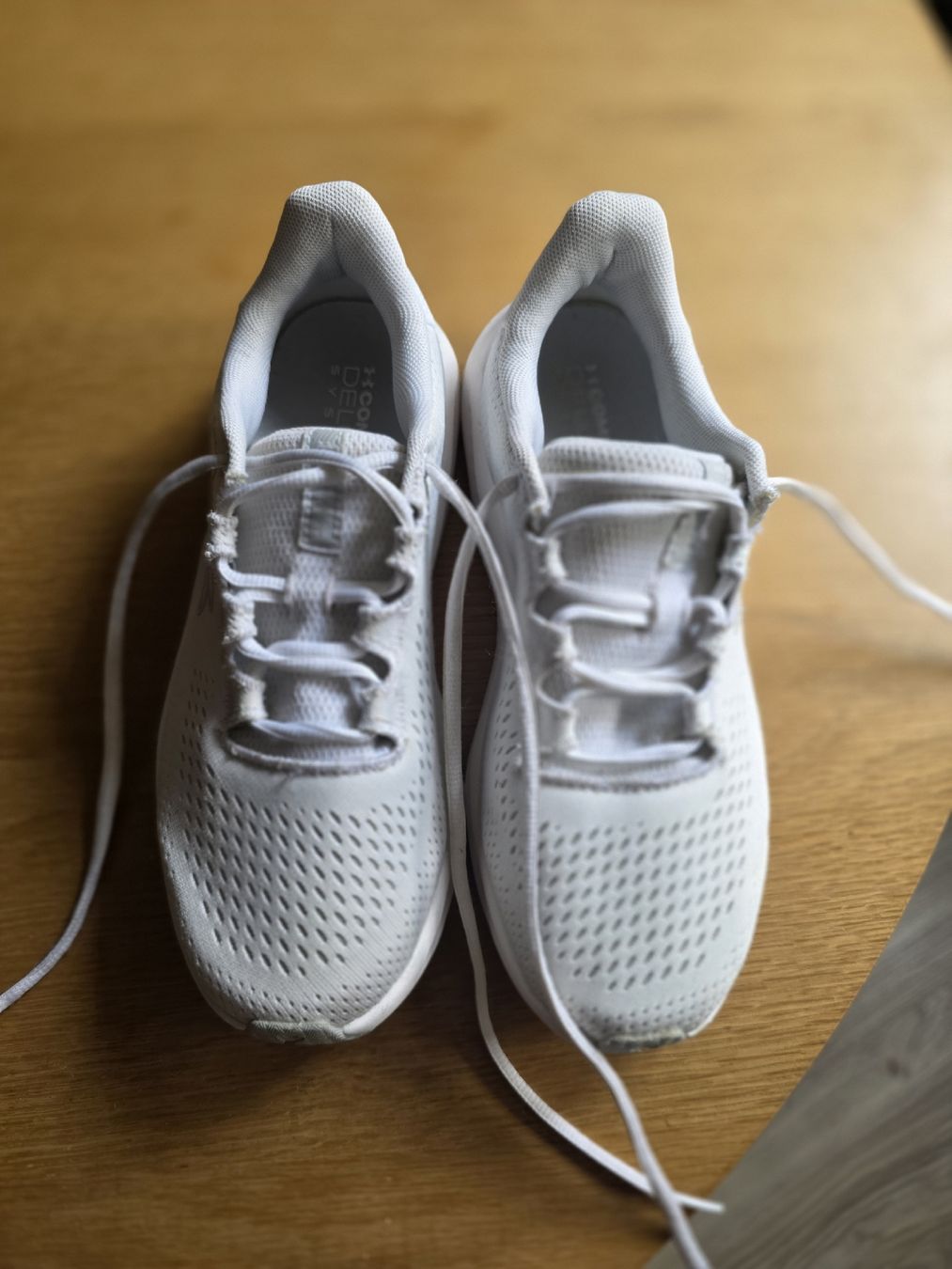 Under Armour Scarpe da donna: Under Armour Damen Laufschuhe Weiss – Usato da Interlaken venduto da NataliiaS 1