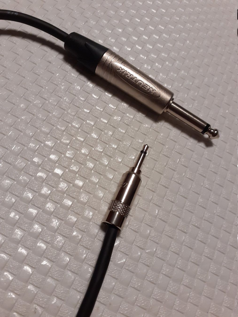 Cavi: Contrik NGKXMP0.5 instrument cable (plug & mini plug) – Nuovo (secondo la descrizione) da Torgon venduto da Guitar223 1