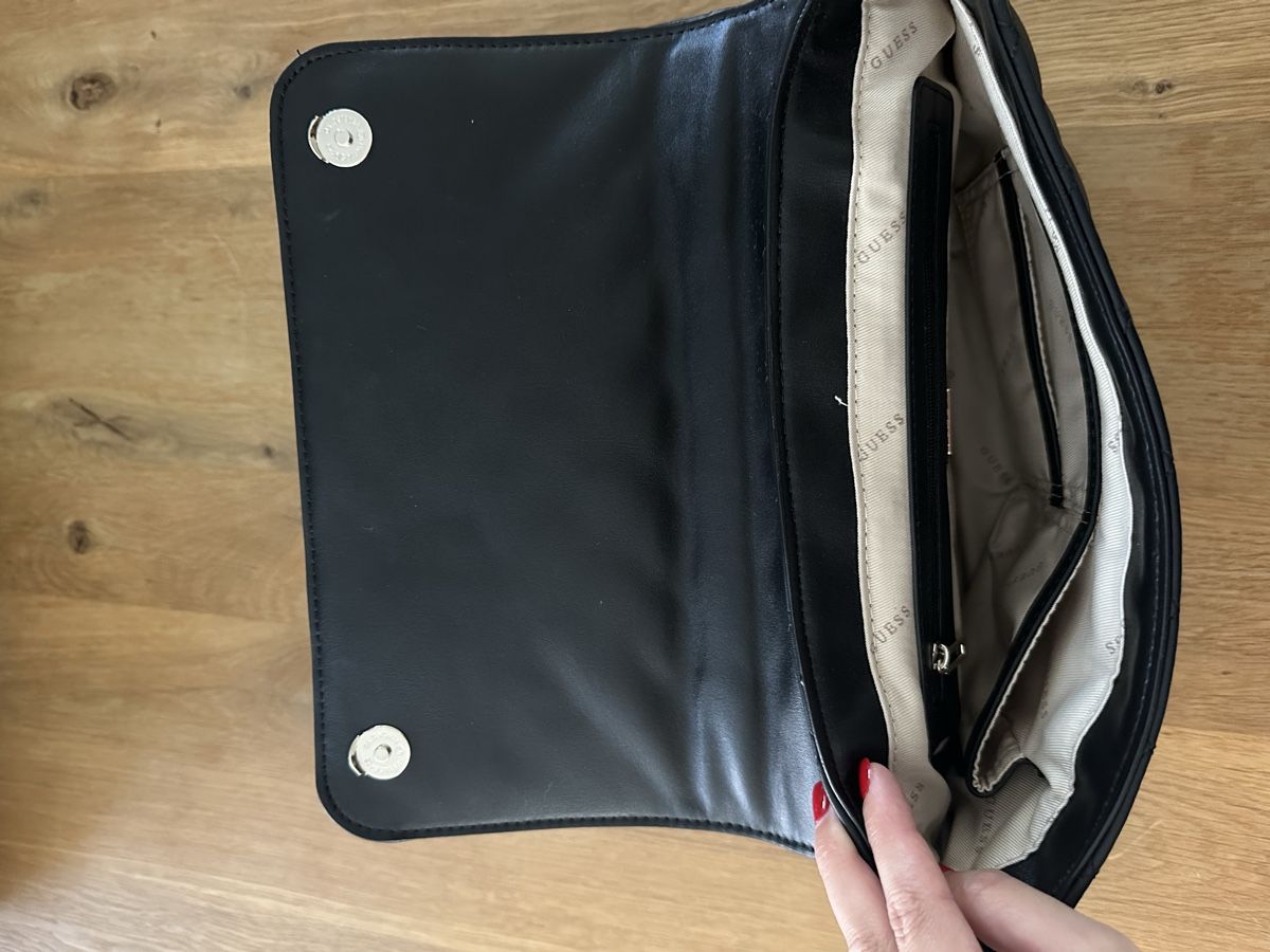 Guess Borse da donna: GUESS gesteppte Schultertasche – Schwarz – Nuovo (secondo la descrizione) da Busswil BE venduto da verowo 2