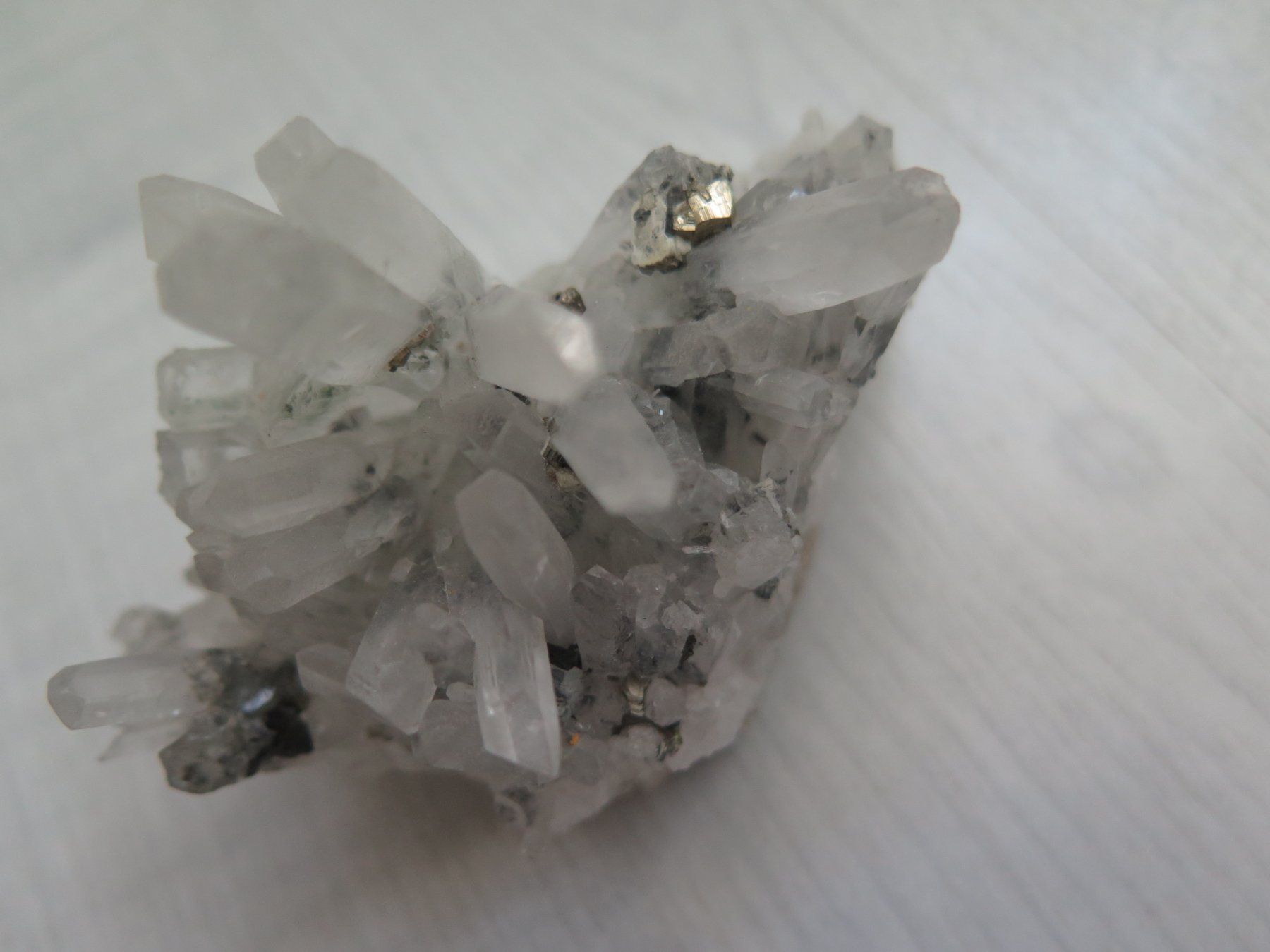 Minerali & Pietre curative: Bergkristall mit Sulfiden und Pyrit – Usato da Schaffhausen venduto da Yamakana51L8736OQ8 1