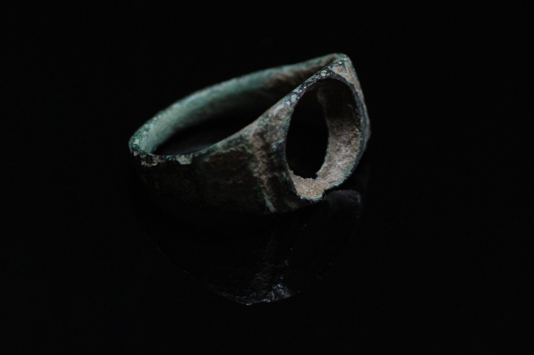 Anelli: Antiker römischer Bronze-Fingerring mit Steinfassung – Usato da Winterthur venduto da MountOlympus 1