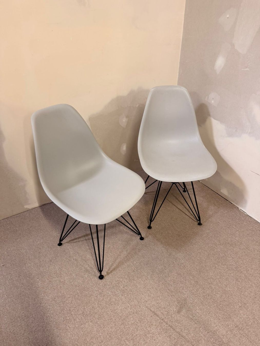 Stühle: 2er Set Schalenstuhl hellgrau ähnlich wie Vitra Eames Stühle – Gebraucht aus Rickenbach ZH von Der-Insider 8