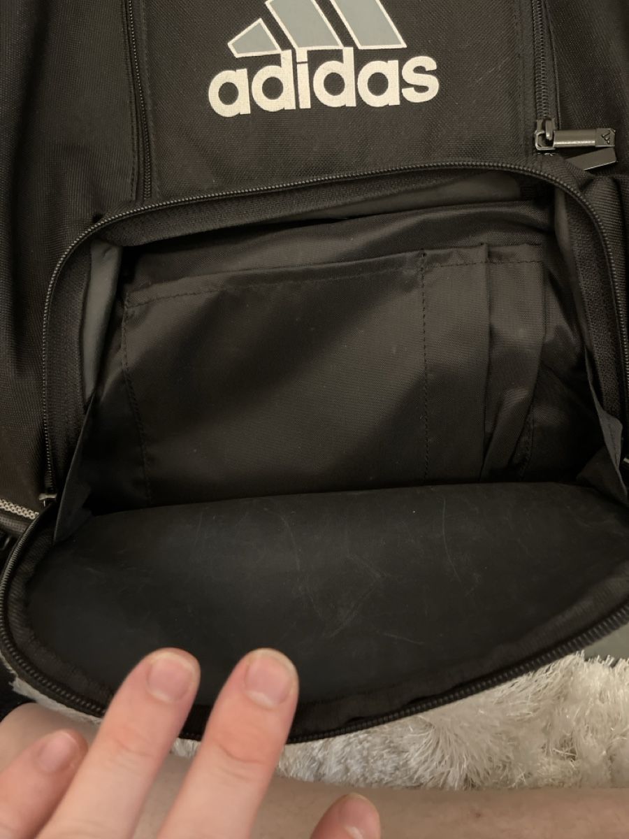 Adidas Rucksäcke: Schwarzer Adidas Rucksack – Gebraucht aus Unterkulm von AnoliOccasion 1