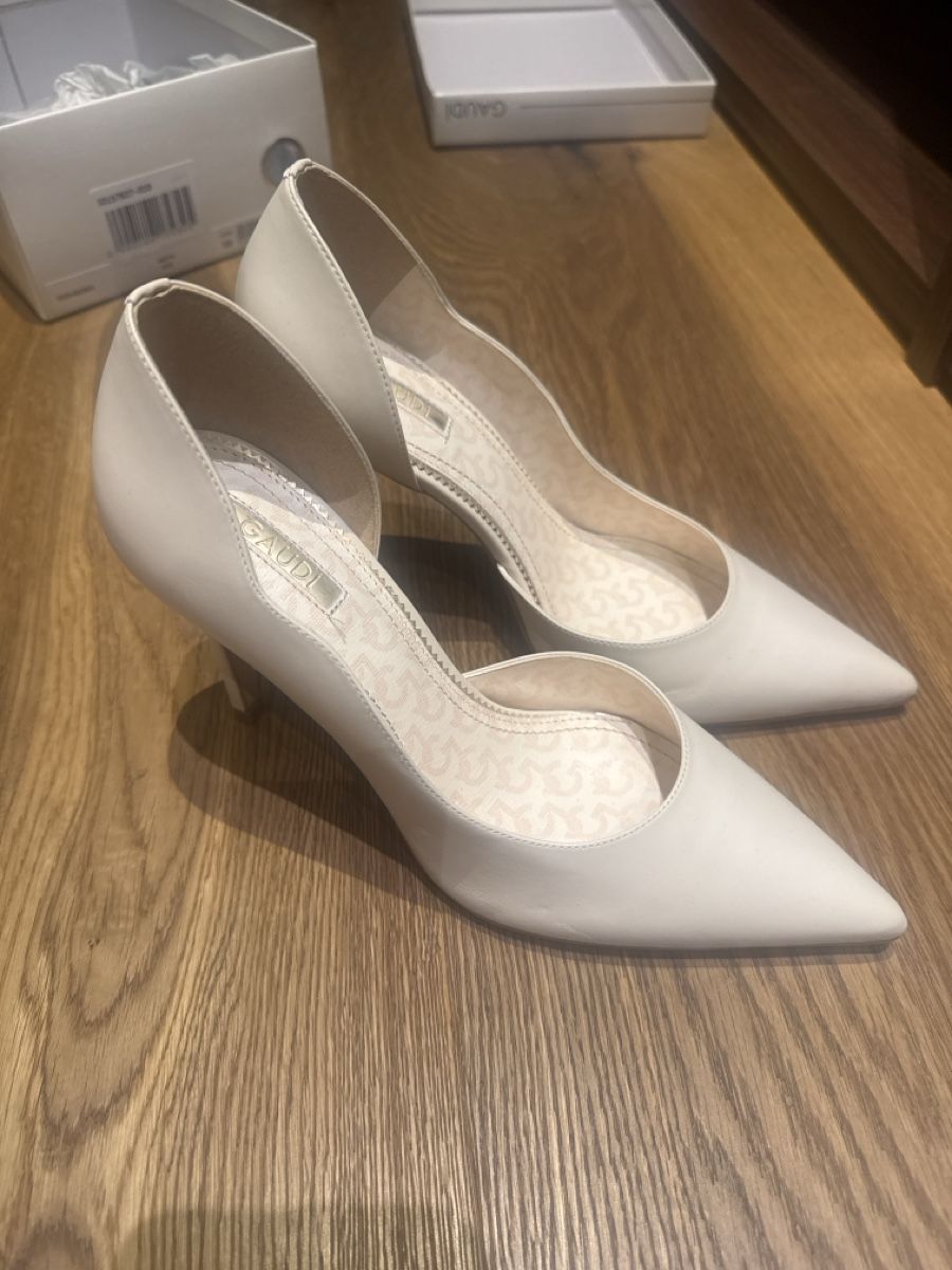 Damenschuhe: GAUDI Pumps weiss Grösse 39 neu mit Box – Neu und originalverpackt aus Rapperswil SG von LR07 1