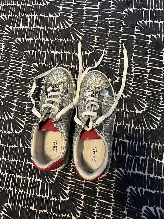 Chaussures filles: Baskets MK t. 35 – D'occasion à Curtilles par cat_vs66 2