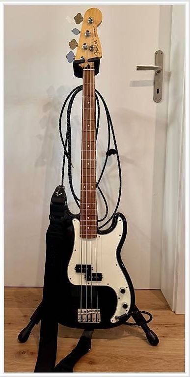 Musikinstrumente: Fender Player Precision Bass PF Black – Neu (gemäss Beschreibung) aus Wengi b. Büren von Cobra79